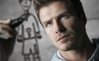 绿茵体育精华-于帕梅卡诺面对高空球稳如狗