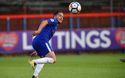 绿茵体育焦点-加布里埃尔与对方前锋缠斗整场